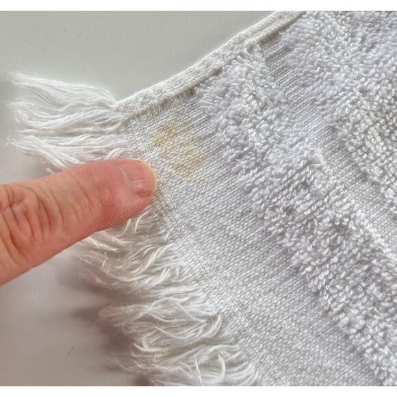 Vintage 70s bath towel, white, orange and yellow flowers and greenery, fringed - Picture 6 of 9